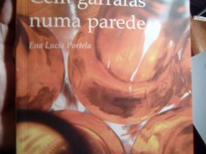 Cem Garrafas numa parede” de Ena Lucía Portela