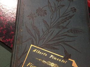 Alberto Pimentel, FIGURAS HUMANAS Ano: 1905, 1ª Edição Lisboa; Parceria Antonio Maria Pereira; In-8º de 199(1) páginas; Brochado  Livro constituído por interessantes artigos e folhetins que o autor havia divulgado em várias publicações periódicas.  Obra número 54 da "collecção Antonio Maria Pereira". Exemplar com pequeno rasgo na capa de brochura, miolo em bom estado de conservação.