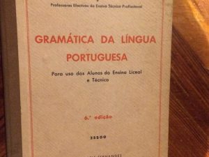 "Gramática da Língua Portuguesa" - Ensino Liceal e Técnico Autores: Matheus de Macedo / Emílio Meneses Dimensões: 19.0 x 14.5 cm 6ª Edição da Papelaria Fernandes