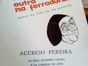 UMA NO CRAVO... OUTRA NA FERRADURA... : Notas da Vida de Um Repórter Acúrcio Pereira Ilustrações de Fernando Bento  Lisboa , Tip. Moderna ; s/d br. ; 148 p. ; 25cm