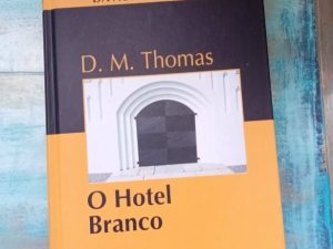 O Hotel Branco D.M Thomas