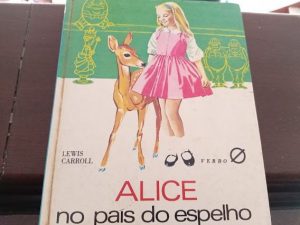 Alice no Pais do espelho, verbo