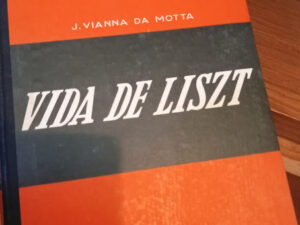 A vida de Franz Liszt Hardcover – January 1, 1945 by José Vianna da Motta (Author)