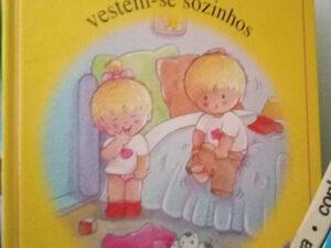 Zuzu e Zizi Vestem-se Sozinhos by Renee Rahir