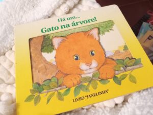 livro janelinha há um gato na arvore