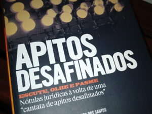 Apitos Desafinados Escute, Olhe e Pasme - Nótulas jurídicas à volta de uma "cantata de apitos desafinados" de Gil Moreira Santos