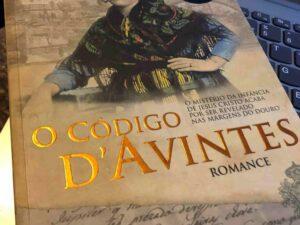 O Código D'Avintes de Alice Vieira, José Jorge Letria, Luísa Beltrão, José Fanha, Mário Zambujal, Rosa Lobato de Faria e João Aguiar