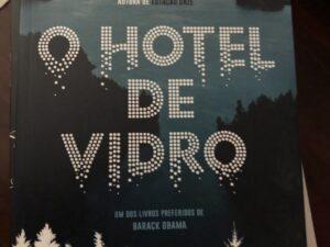 O Hotel de Vidro de Emily St. John Mandel; Tradução: Marta Mendonça