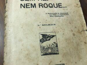 Boaventura, Armando - Sem Rei Nem Roque...  A Restauração da Monarquia em 1926 e o Império dos Altos Comissários. Réplica ao livro Saúde e Fraternidade. Casa Ventura Abrantes, Livraria Editora, Lisboa. In-8.º de 187-II págs. Br. Ilustrado com caricaturas em separado. Primeira edição - 1.º milhar.