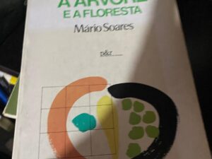 SOARES (Mário).— A ÁRVORE E A FLORESTA. P&R Perspectivas & Realidades. S.d. (1985). 14,5x20,5 cm. 273-I págs. B.
