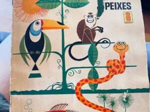 álbum de figurinhas vintage, intitulado "Brasil: Bichos, Plantas, Peixes", publicado pela editora Ideia Editorial por volta de 1976.